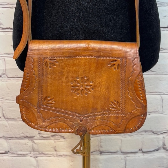 VINTAGE HANDCRAFTED PERFORATED LEATHER CROSSBODY SHOULDER SADDLE BAG WESTERN - Picture 1 of 12
